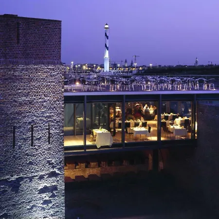 Zwembad Met Frontaal Zeezicht * Ostende