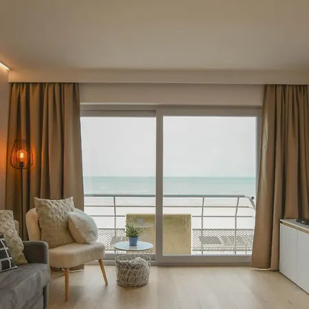 Zwembad Met Frontaal Zeezicht