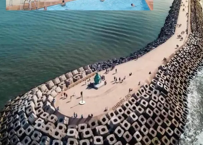 Zwembad Met Frontaal Zeezicht